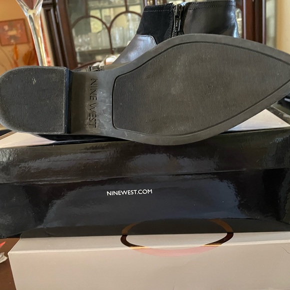 Nine West booties in size 7/12 - Picture 5 of 5